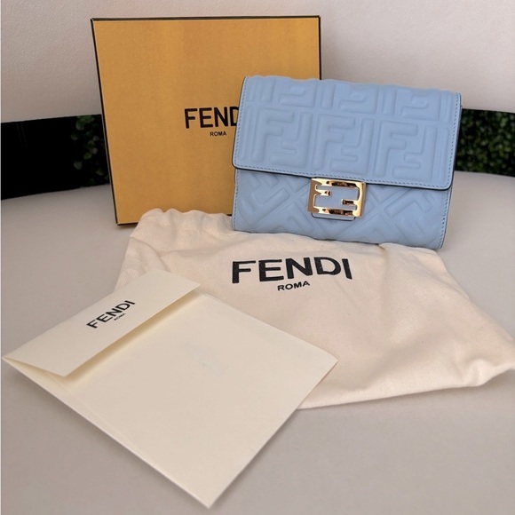 🔥RARE🔥 FENDI Medium Wallet - Picture 4 of 11
